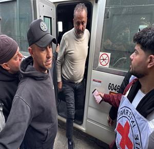 وصول 11 معتقلاً فلسطينياً لمستشفى الأقصى وسط قطاع غزة بعد الإفراج عنهم من سجون الاحتلال الإسرائيلي