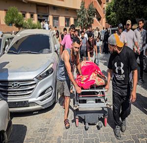 وصول جثماني شهيدين وعدد من المصابين للمستشفى إثر قصف إسرائيلي في خان يونس جنوب قطاع غزة