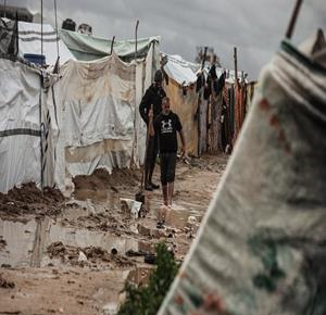 مواطنون نازحون يكافحون لمواصلة حياتهم ، في ظل ظروف معيشية تزداد صعوبة مع البرد الشديد والأمطار الغزيرة التي غمرت مساكنهم المؤقتة، في مخيم البريج بوسط قطاع غزة