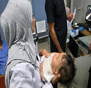 وصول شهيدان، شاب وطفلة، وعدد من المصابين، إلى مجمع ناصر الطبي في خان يونس، إثر غارة إسرائيلية استهدفت خيمة في منطقة المواصي جنوب قطاع غزة