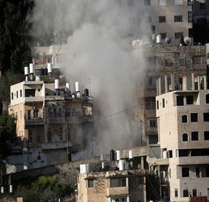 الجيش الإسرائيلي يفجر ويهدم منزل الشهيد محمود العقاد في حي كروم عاشور بمدينة نابلس 