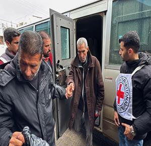 وصول 5 أسرى مفرج عنهم من قبل الاحتلال عبر طواقم الصليب الأحمر إلى مستشفى شهداء الأقصى لتلقي العلاج في مدينة دير البلح، وسط قطاع غزة