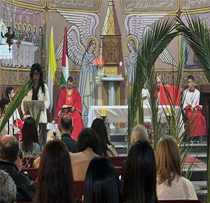 مسيحيون يشاركون في قداس أحد الشعانين بكنيسة العائلة المقدسة في غزة