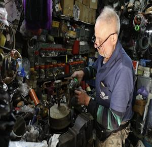 إقبال متزايد من المواطنين على إصلاح وتشغيل "بابور الكاز"  في مدينة بيت لحم في ظل الانقطاع المتكرر للغاز، ما يدفع العديد من العائلات للعودة إلى وسائل الطهي التقليدية