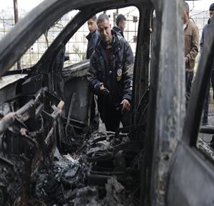 مواطنون يتفقدون مركباتهم التي أحرقها مستعمرين خلال هجومها على منطقة الرهوة في سعير شمال شرق الخليل.