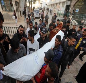 وداع وتشييع ثلاثة شهداء في مستشفى الشفاء بمدينة غزة ارتقوا في غارة إسرائيلية استهدفت مجموعة من المواطنين بحي الزيتون جنوب المدينة