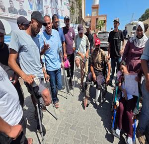 مرضى وجرحى ينظمون وقفة احتجاجية في خان يونس للمطالبة بفتح المعابر وتيسير سفرهم لتلقي العلاج خارج قطاع غزة