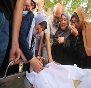 وداع وتشييع عدد من الشهداء في مستشفى الشفاء الطبي  من بينهم الصحفية ولاء الجعبري وأطفالها جراء القصف الاسرائيلي على مدينة غزة