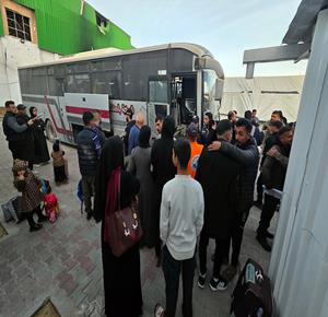 مرضى وجرحى يغادرون مستشفى الهلال الأحمر في خان يونس على متن حافلات متجهة إلى معبر رفح الحدودي لتلقي العلاج في الخارج