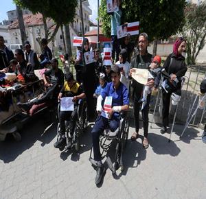 جرحى حرب غزة ينظمون وقفة بعنوان "من حقي أتعالج" للمطالبة بالسفر للعلاج، مع تدهور صحي وارتفاع عدد المصابين لأكثر من 172 ألفًا منذ 7 أكتوبر 2023.
