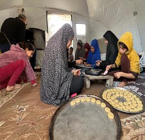  عائلة أبو شرخ تستقبل عيد الفطر في خيمة نزوح بغزة وسط الفقد، وتحافظ على طقوس العيد بصنع الكعك والمعمول