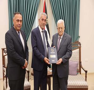 الرئيس محمود عباس، يتسلم التقرير السنوي لهيئة التقاعد الفلسطينية لعام 2025، خلال استقباله رئيس مجلس الإدارة مجدي الصالح، ورئيس الهيئة ماجد الحلو