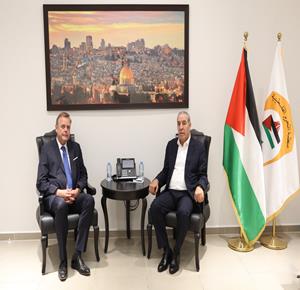 نائب رئيس دولة فلسطين حسين الشيخ، خلال لقائه رئيس مكتب تمثيل مملكة هولندا لدى دولة فلسطين السفير ميشيل رينتنار