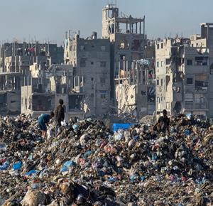 نازحون يبحثون في مكب نفايات شمال خان يونس لجمع البلاستيك لإستخدامه كوقود بديل للطهي