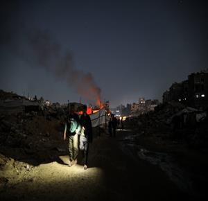 مشاهد ليلية من حياة النازحين في خيام أقيمت فوق أنقاض البيوت المدمرة في حي الشيخ رضوان وسط مدينة غزة