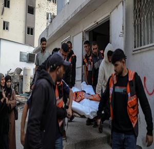 مواطنون يشيّعون عددا من الشهداء في مستشفى الشفاء بمدينة غزة بعد استهدافهم في بيت لاهيا شمال قطاع غزة