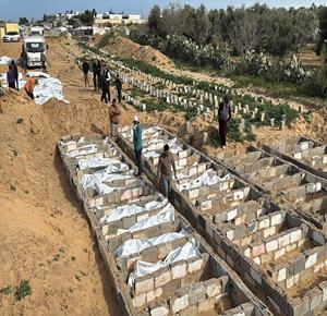 دفن رفات 53 شهيداً مجهولي الهوية بمقبرة جماعية في دير البلح وسط قطاع غزة،  استشهدوا في هجمات إسرائيلية وتم احتجاز جثامينهم قبل أن يتم تسليمها مؤخراً