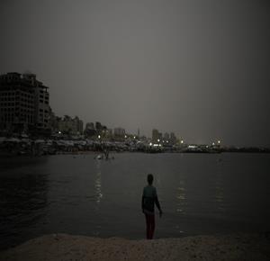 ظروف صعبة يعيشها النازحون في الخيام المتكدسة على شاطىء بحر غزة