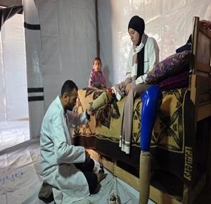 الفتاتان لميس وريماس شلوف تلجآن إلى مركز تأهيل بدائي في مواصي خان يونس جنوب قطاع غزة، في محاولة لاستعادة الحركة بأطراف صناعية متآكلة