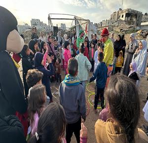 متطوعون ينظمون فعاليات ترفيهية لأطفال نازحين بين الخيام في مدينة غزة خلال أول أيام عيد الفطر