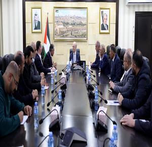 رئيس الوزراء محمد مصطفى يلتقي ممثلين عن شركات توزيع الكهرباء بحضور مسؤولين في قطاع الطاقة، لبحث تنفيذ خطط الطاقة المتجددة وتعزيز أمن الطاقة