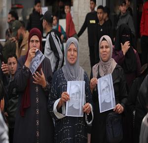 مواطنون يشاركون في وقفة احتجاجية عند مدخل مخيم النصيرات وسط قطاع غزة، رفضا لإقرار قانون إسرائيلي يقضي بعقوبة الإعدام بحق الأسرى الفلسطينيين.