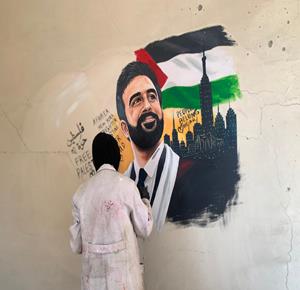 أسيل نسمان ترسم وجع غزة على الركام وتوجّه تحية لعمدة نيويورك زهران ممداني تقديراً لمواقفه الداعمة لفلسطين