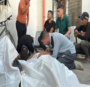 وداع شهيدين في مستشفى الشفاء بمدينة غزة عقب استشهادهما في غارة جوية نفذتها طائرة مسيرة إسرائيلية على حي النصر بمدينة غزة