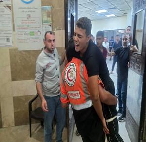مواطنون ينقلون 11 مصابا، بينهم طفل ومسن، إلى مجمع ناصر الطبي بمدينة خان يونس جنوبي قطاع غزة، إثر غارة جوية استهدفت مجموعة من المواطنين في شارع روني بمنطقة مواصي خان يونس