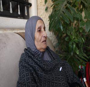 أفراد من عائلة أحمرو  يظهرون في مدينة الخليل بعد إخلائهم من منازلهم بأوامر من القوات الإسرائيلية، ضمن نحو 150 عائلة أُجبرت على مغادرة منازلها