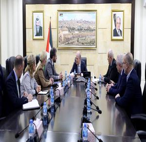 رئيس الوزراء محمد مصطفى  أثناء لقائه وفداً من بعثة الاتحاد الأوروبي لدعم الشرطة الفلسطينية وسيادة القانون (EUPOL COPPS) ، وبعثة الاتحاد الأوروبي للمساعدة الحدودية لمعبر رفح (EUBAM Rafah)