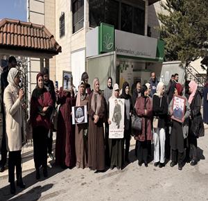 وقفة للمطالبة باستعادة دور الصليب الأحمر ووقف الانتهاكات  بحق الاسرى في سجون الاحتلال الاسرائيلي