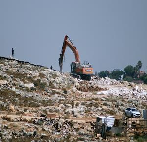 مستعمرون يجرفون مئات الدونمات من أراضي المواطنين بين قريتي دير قديس وخربثا بني حارث غرب مدينة رام الله