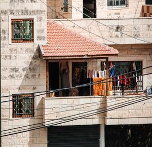  قوات الاحتلال تقتحم بلدة اليامون غرب جنين وتتخذ منازلا ثكنات عسكرية.