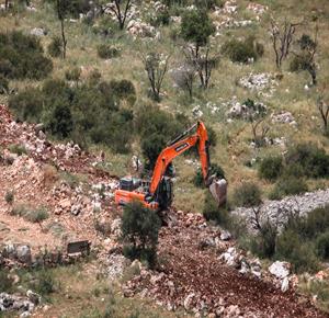 قوات الاحتلال الاسرائيلي شرعت اليوم بتجريف أراض في خربة سروج غرب اليامون غرب محافظة جنين.