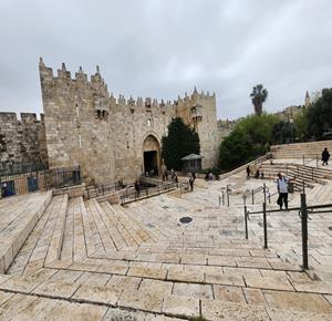 الاحتلال يواصل إغلاق البلدة القديمة بالقدس ويشدد اجراءاته العسكرية على باب العامود