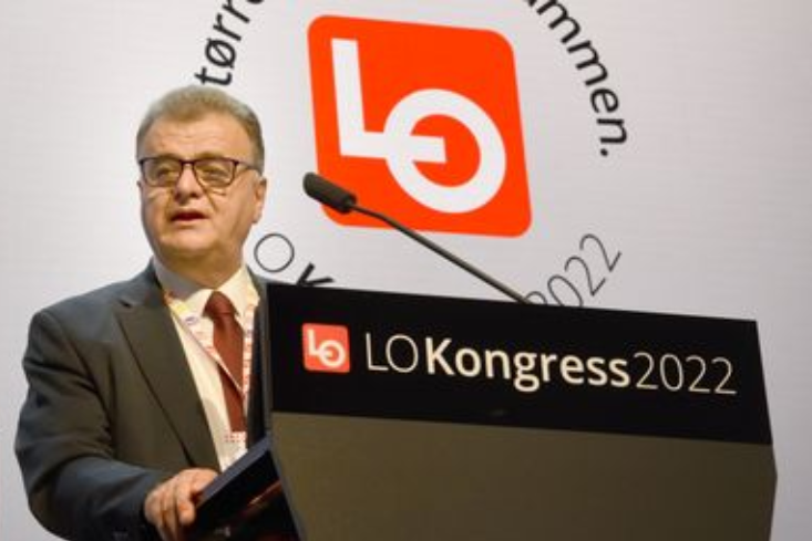 أمين عام اتحاد نقابات عمال فلسطين شاهر سعد يلقي كلمته خلال المؤتمر 