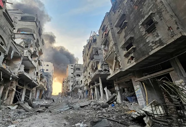 الاحتلال يرتكب حرب ابادة جماعية في قطاع غزة وسط دمار وتدمير 