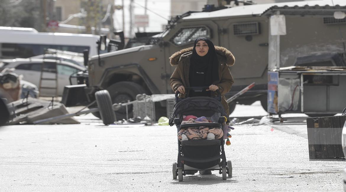 جيش الاحتلال الاسرائيلي يواصل عدوانه على بلدة كفرعقب ومحيط مخيم قلنديا لليوم الثالث على التوالي/ تصوير: بهاء نصر