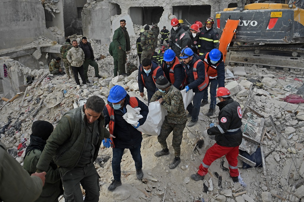 عمال الإنقاذ يحملون جثة ضحية انتشلت من تحت الأنقاض في مدينة حلب شمال سوريا، بعد يومين من الزلزال المدمر الذي ضرب سوريا وتركيا (تصوير: أ ف ب)