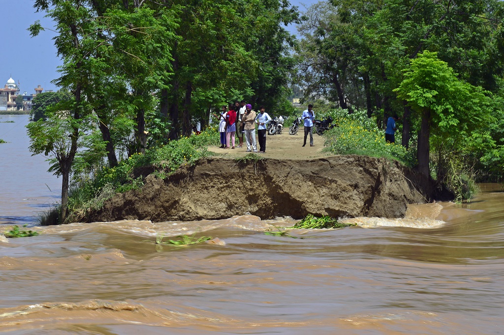 آثار الدمار جراء الأمطار الغزيرة التي هطلت في ولاية البنجاب الهندية (تصوير: أ ف ب)