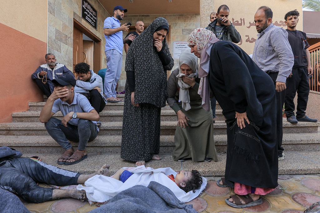 جثامين الشهداء في ساحة مستشفى ناصر في خان يونس (تصوير: أ ف ب)