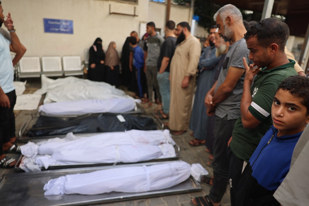 مواطنون يتسلمون جثامين أقربائهم الشهداء من مستشفى الشهيد أبو يوسف النجار في رفح (تصوير: أ ف ب)