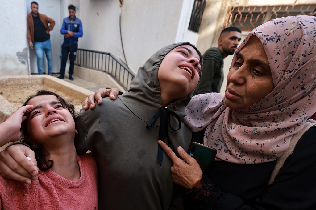 بكاء وعويل في وداع أحد الشهداء الأطفال في مستشفى الشهيد أبو يوسف النجار في رفح جنوب قطاع غزة (تصوير: أ ف ب)