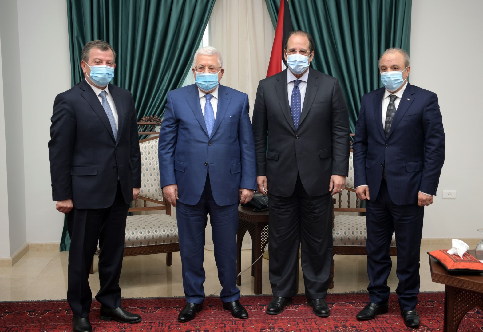 الرئيس أثناء لقائه رئيسي جهازي المخابرات العامة المصرية والأردنية الوزير عباس كامل واللواء أحمد حسني (عدسة: ثائر غنايم)