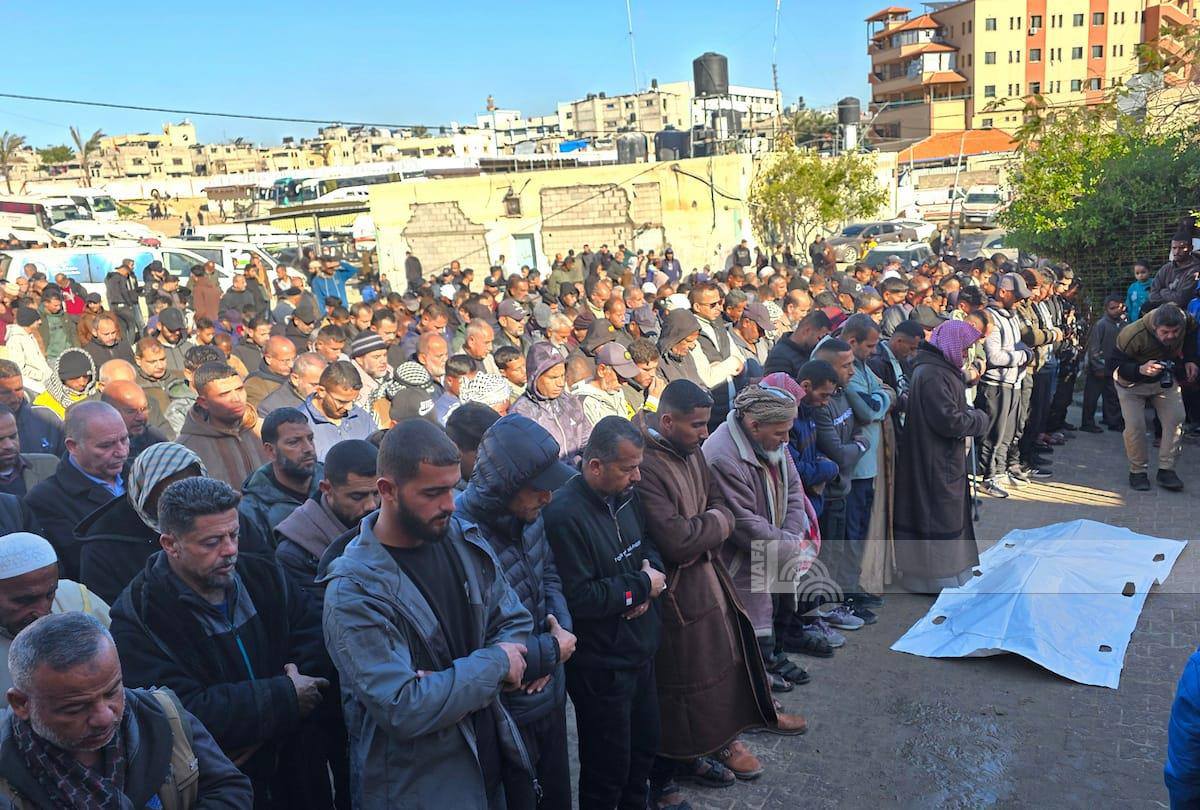 مواطنون يؤدون الصلاة على جثمان الشهيدة صباح أبو جامع (عدسة: وفا)