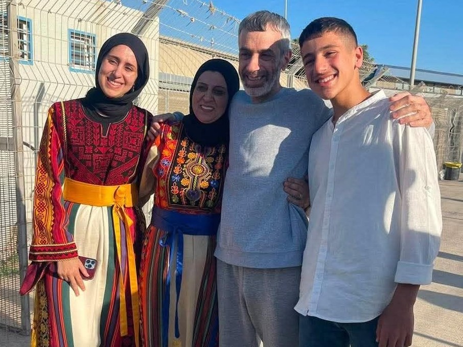 عائلة المعتقل عبد الكريم الريماوي تجتمع للمرة الأولى منذ 25 عاما