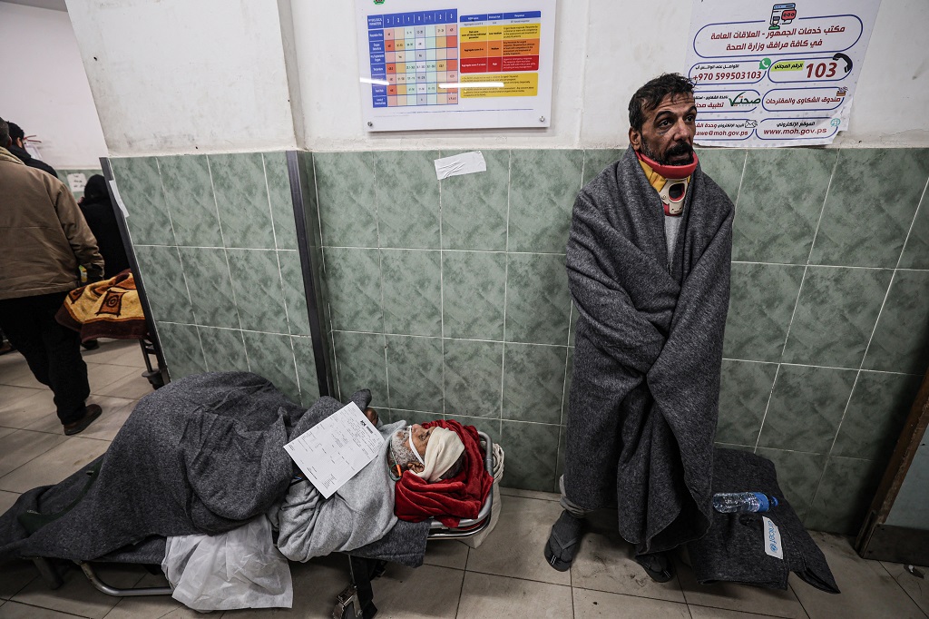 مواطنان يتلقيان العلاج في مستشفى الشهيد أبو يوسف النجار في رفح عقب الإفراج عنهم من معتقلات الاحتلال (أ ف ب)