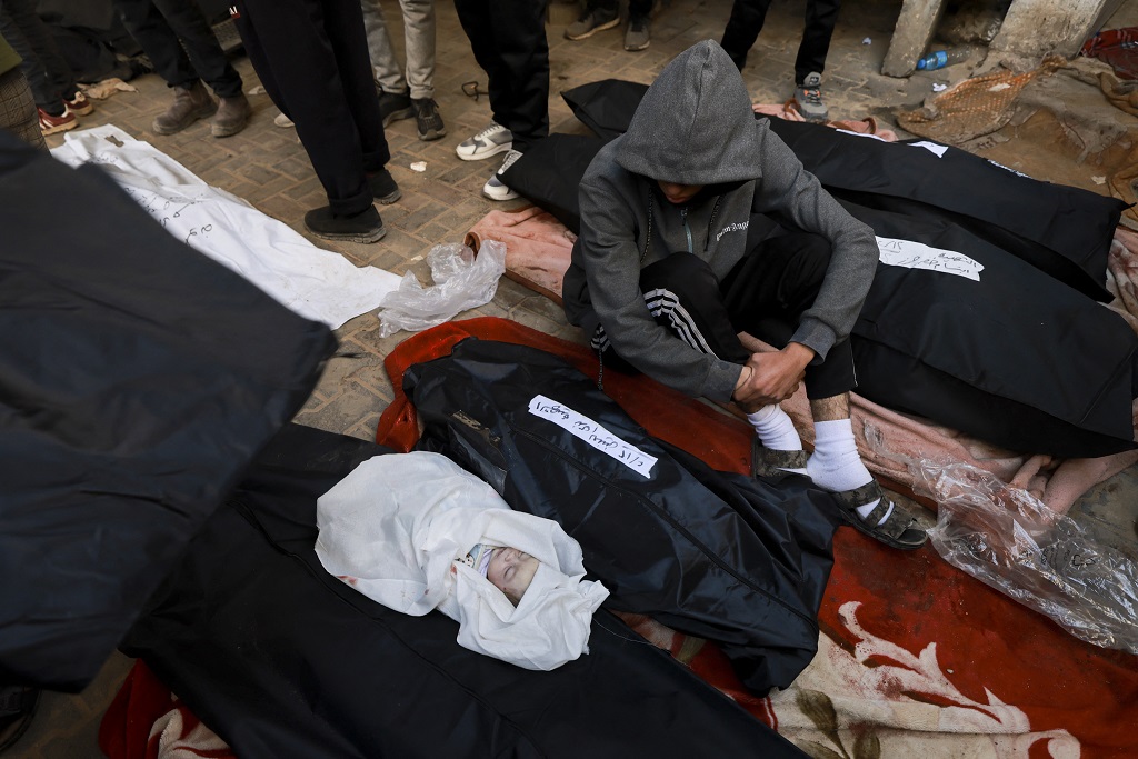 وداع الشهداء في مستشفى الشهيد أبو يوسف النجار في رفح جنوب قطاع غزة (أ ف ب)