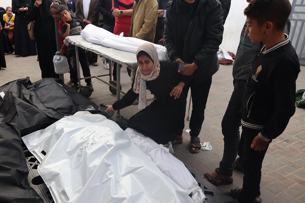 وداع جثامين الشهداء في مستشفى الشهيد أبو يوسف النجار في رفح جنوب قطاع غزة (أ ف ب)